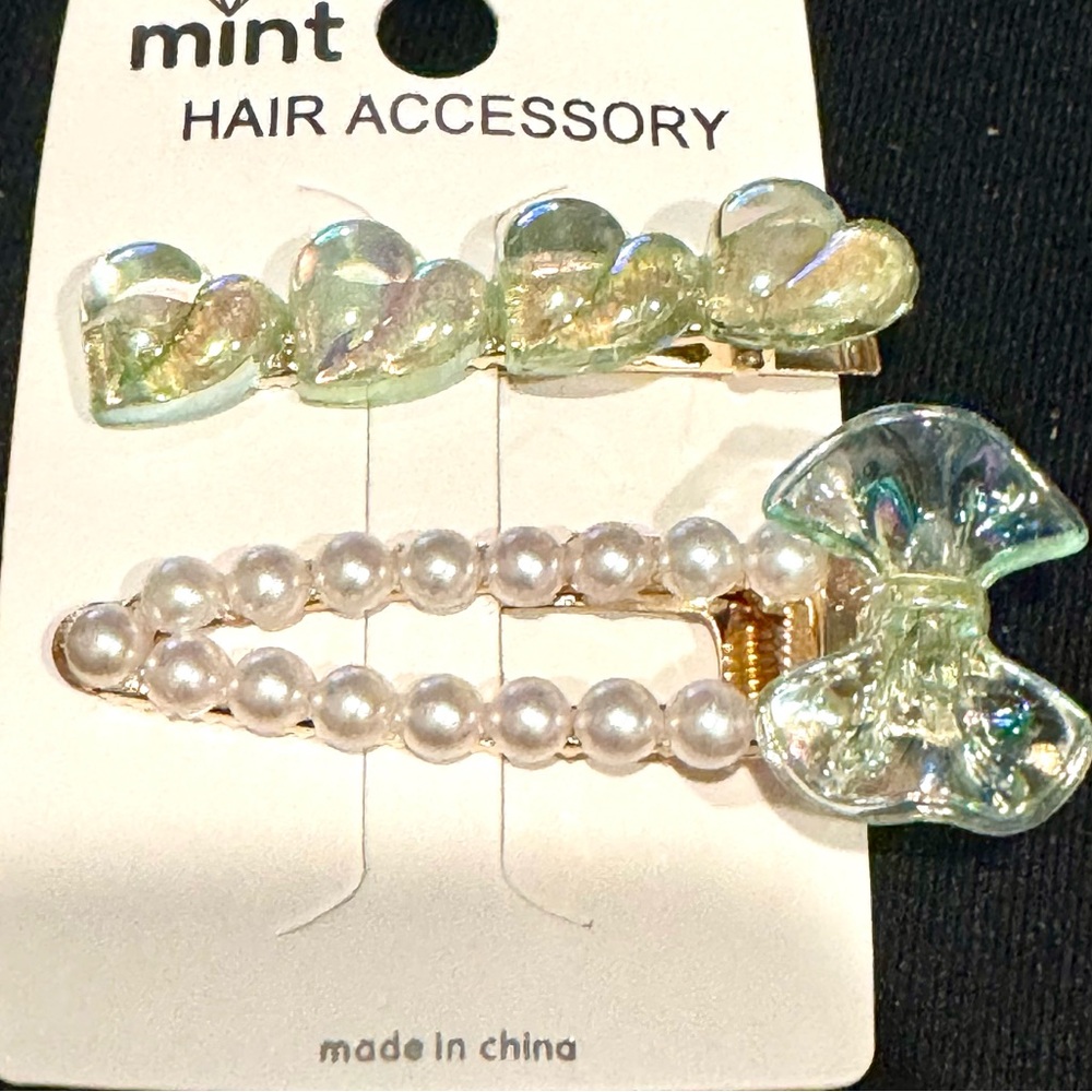 Girls Set of 2 Hair Clips Gold Tone Hearts and Bows Green